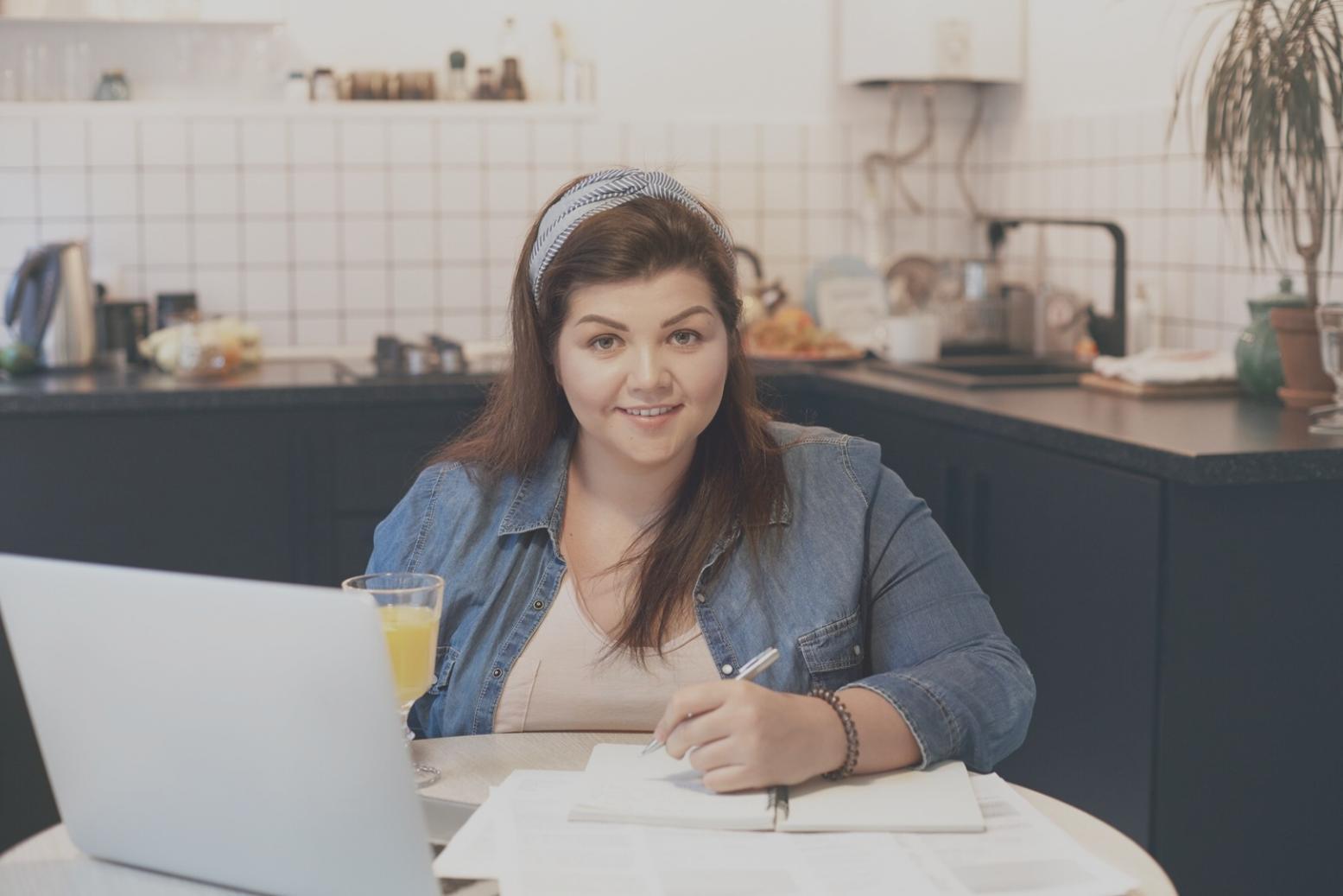 Organisation des finances familiales avec documents et calculatrice